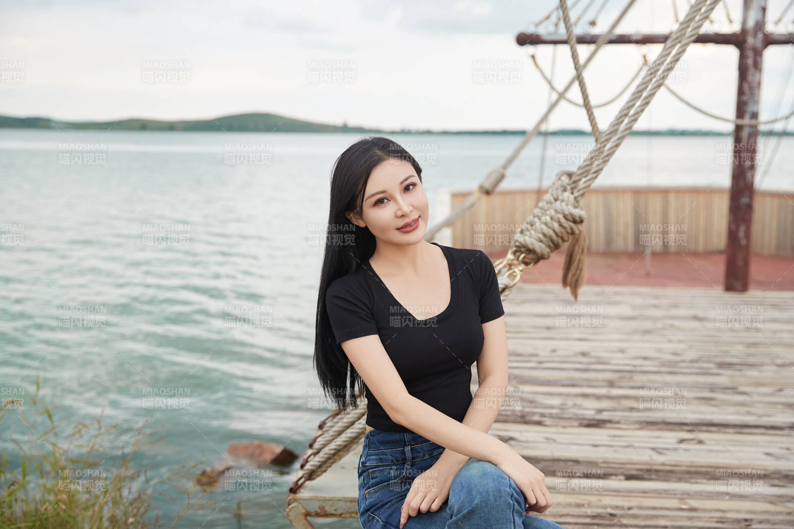 在湖畔木制帆船上拍照游玩的亚洲女性图片