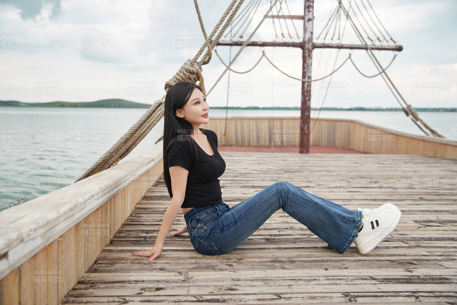 在湖畔木制帆船上拍照游玩的亚洲女性图片