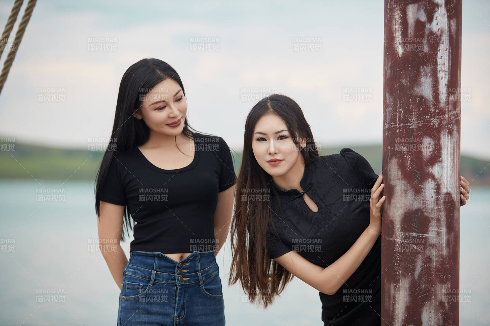 在湖畔木制帆船上拍照游玩的闺蜜图片