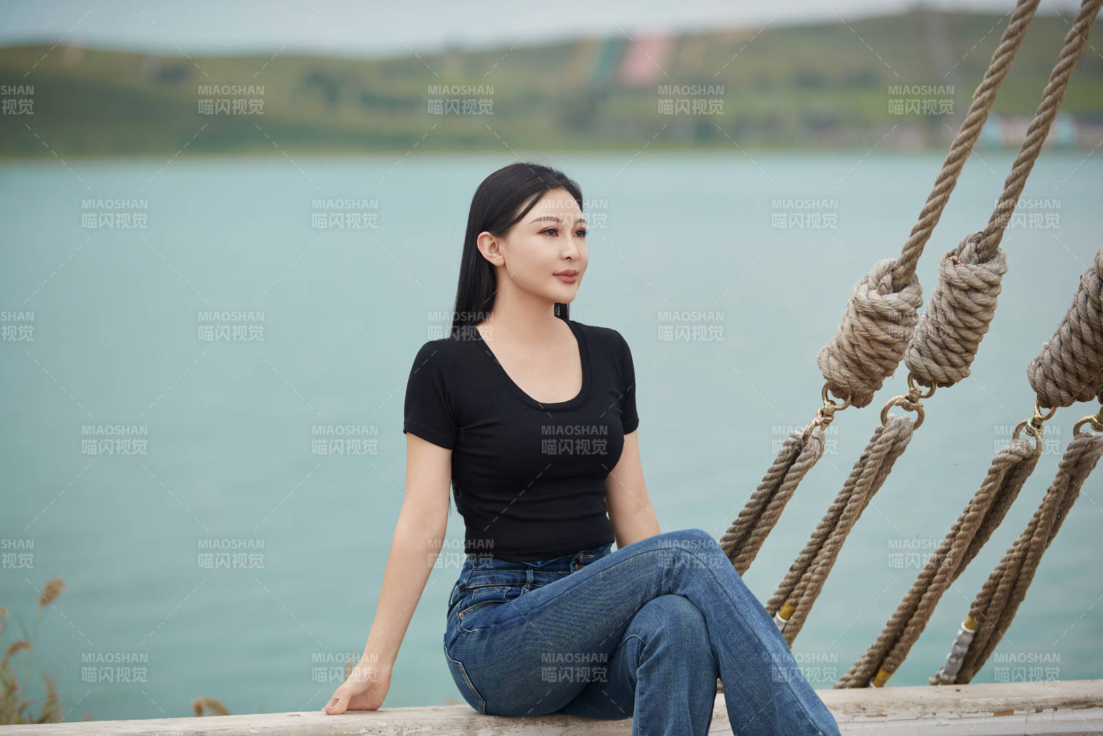 在湖畔木制帆船上拍照游玩的亚洲女性图片