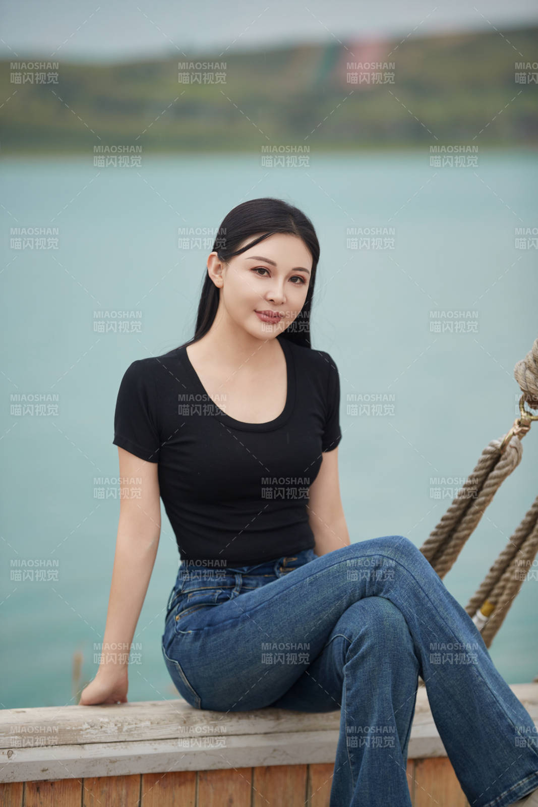 在湖畔木制帆船上拍照游玩的亚洲女性图片