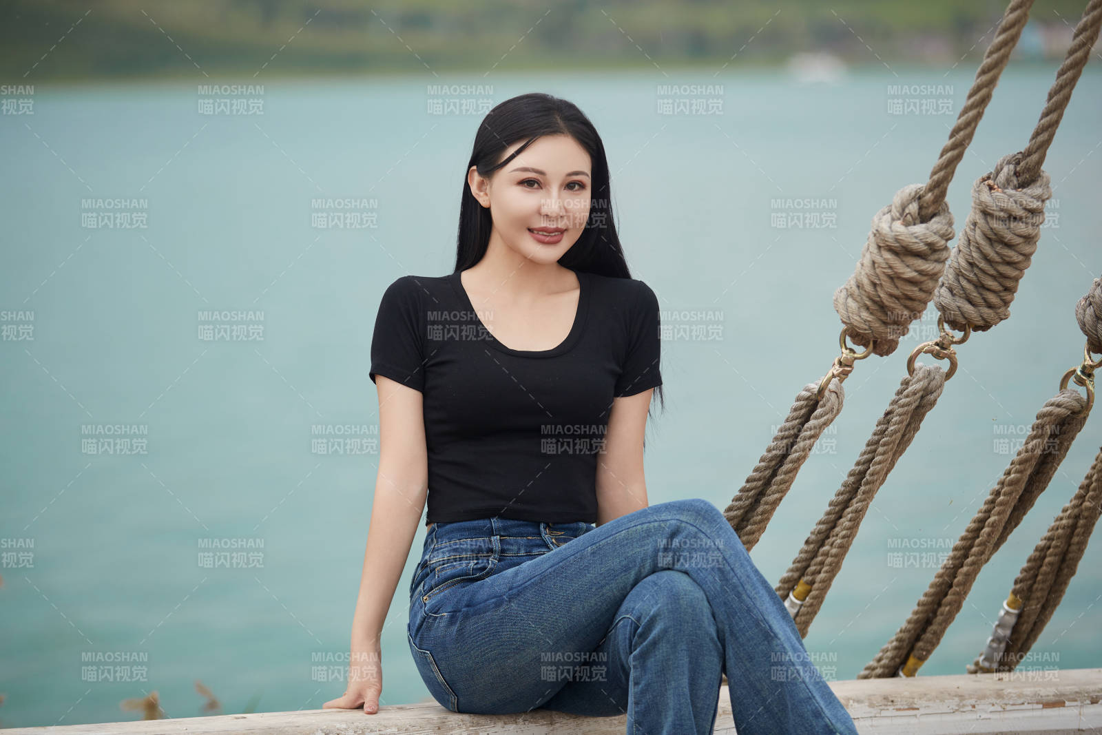 在湖畔木制帆船上拍照游玩的亚洲女性图片