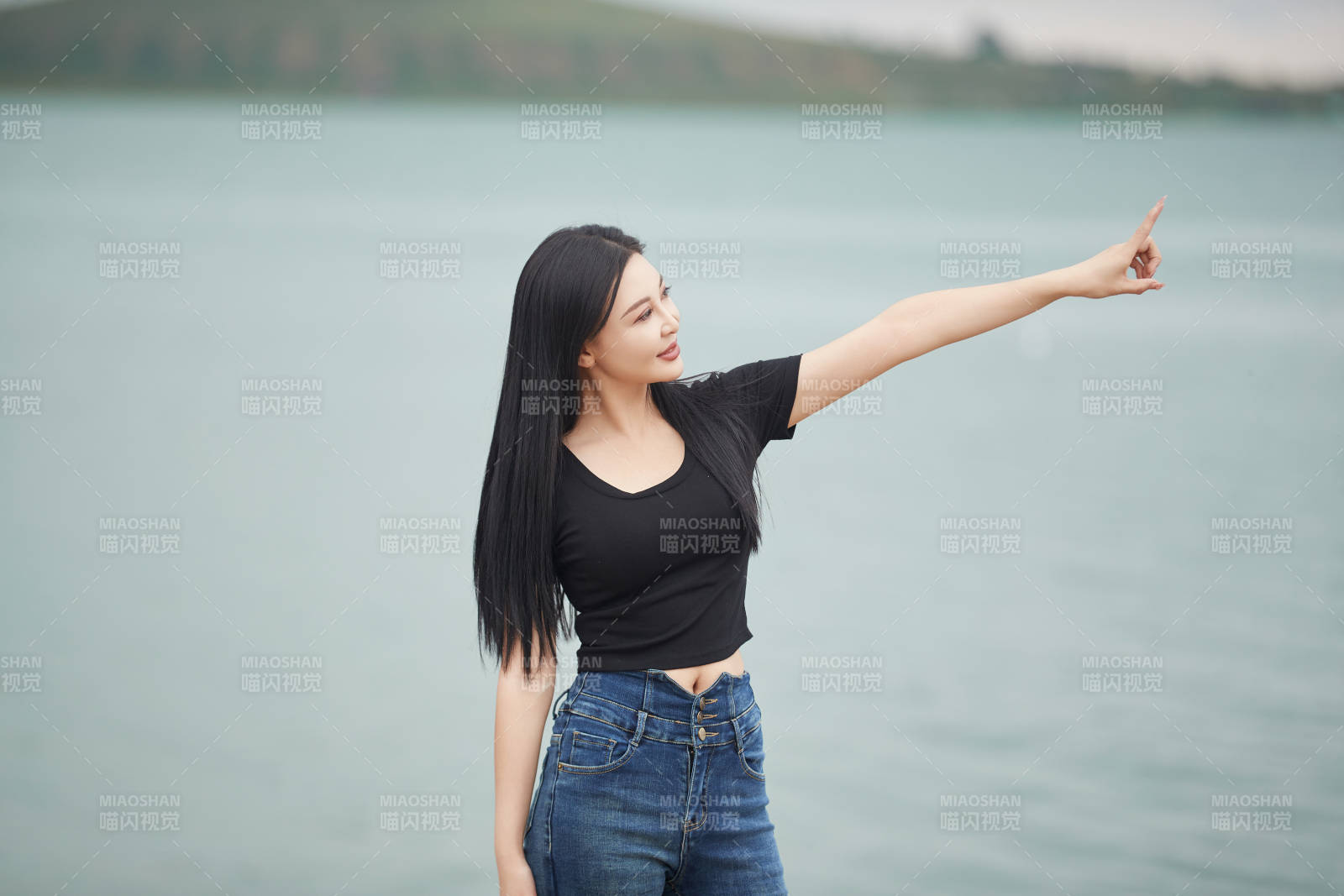 盛夏在草原湿地公园拍照游玩的美女图片