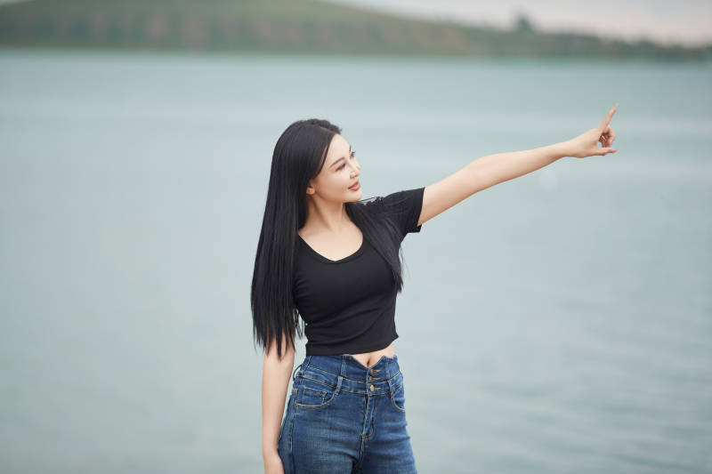 盛夏在草原湿地公园拍照游玩的美女图片