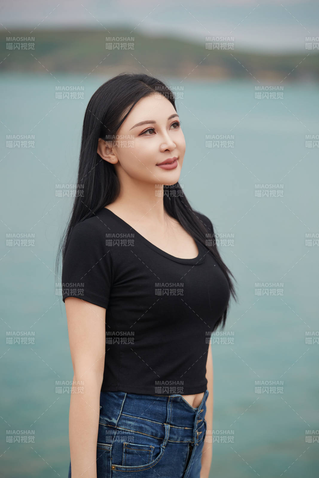 盛夏在草原湿地公园拍照游玩的美女图片