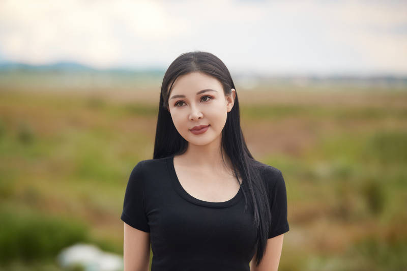 盛夏在草原湿地公园拍照游玩的美女图片