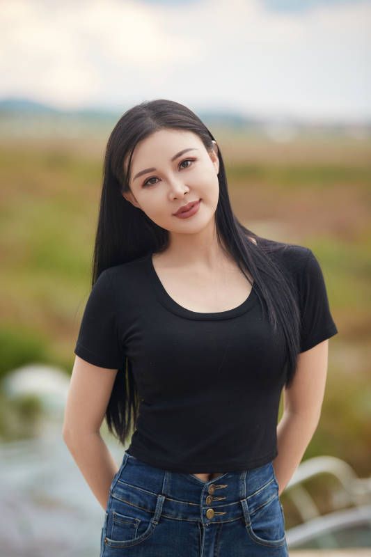 盛夏在草原湿地公园拍照游玩的美女图片