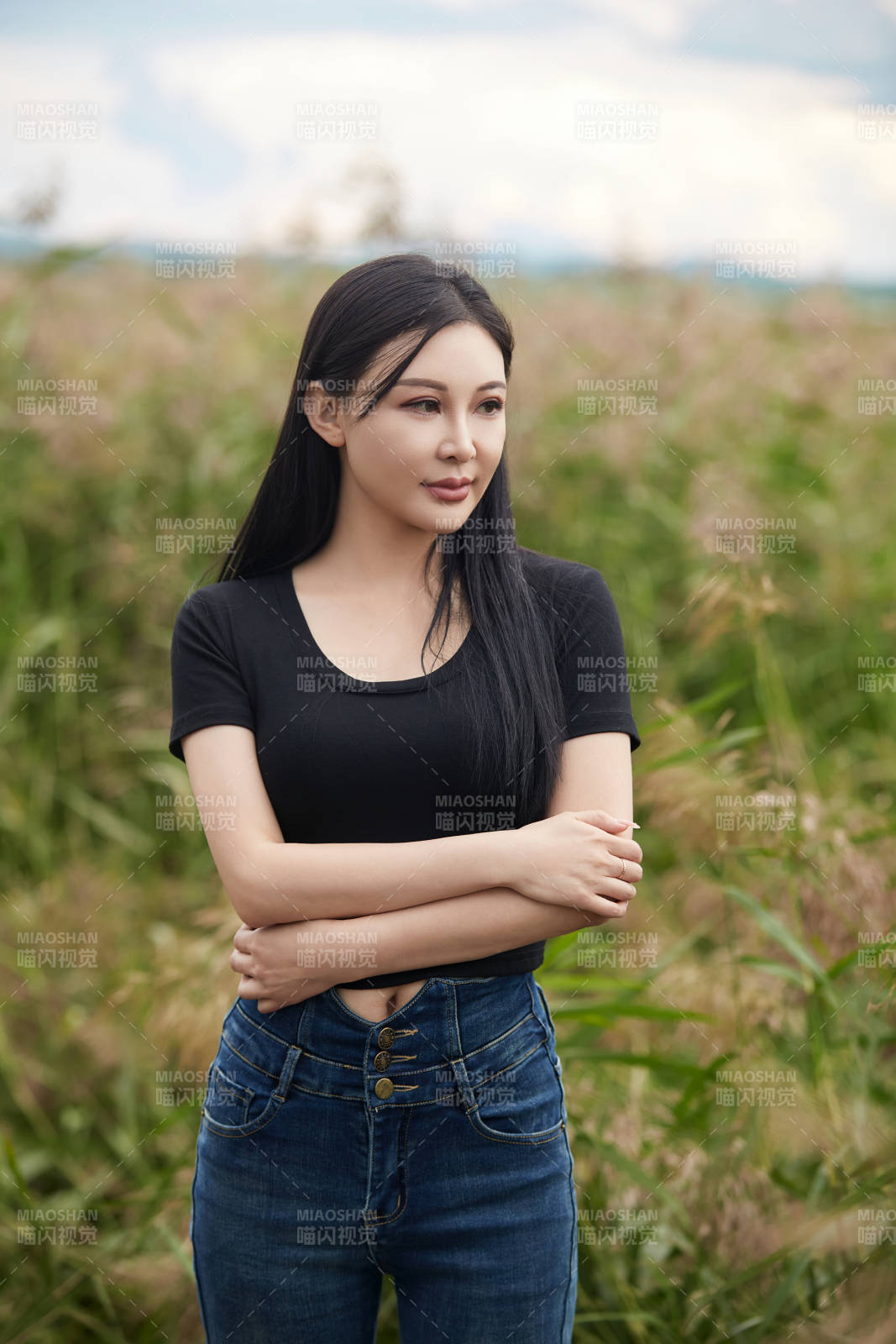 盛夏在草原湿地公园拍照游玩的美女图片