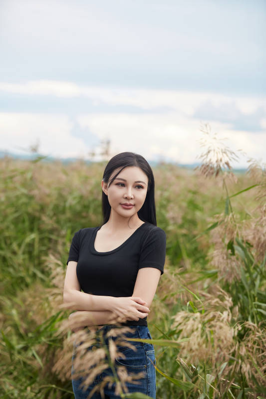 盛夏在草原湿地公园拍照游玩的美女图片