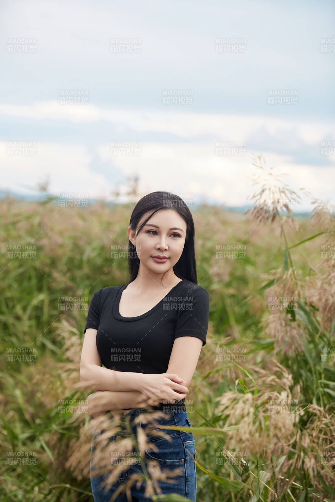 盛夏在草原湿地公园拍照游玩的美女图片