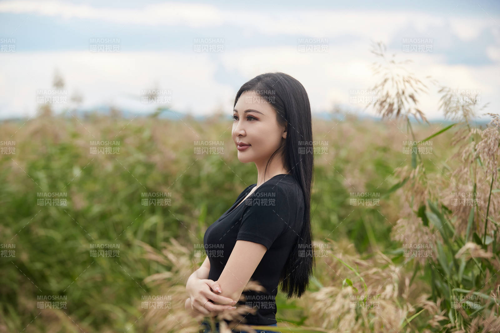 盛夏在草原湿地公园拍照游玩的美女图片