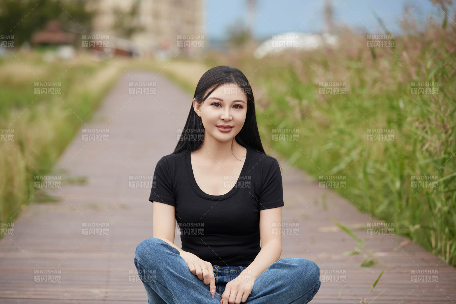 盛夏在草原湿地公园拍照游玩的美女图片