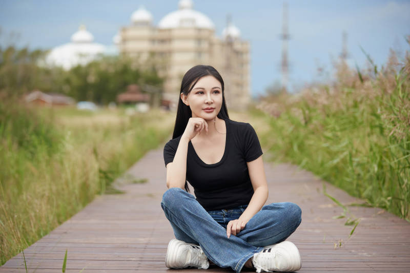 盛夏在草原湿地公园拍照游玩的美女图片