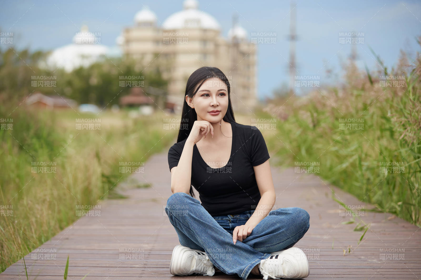 盛夏在草原湿地公园拍照游玩的美女图片