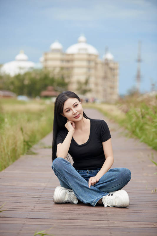 盛夏在草原湿地公园拍照游玩的美女图片