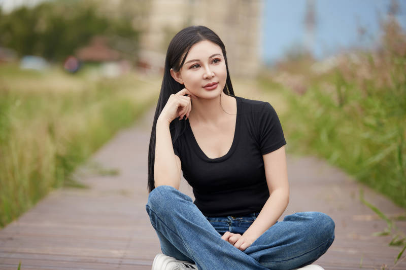 盛夏在草原湿地公园拍照游玩的美女图片