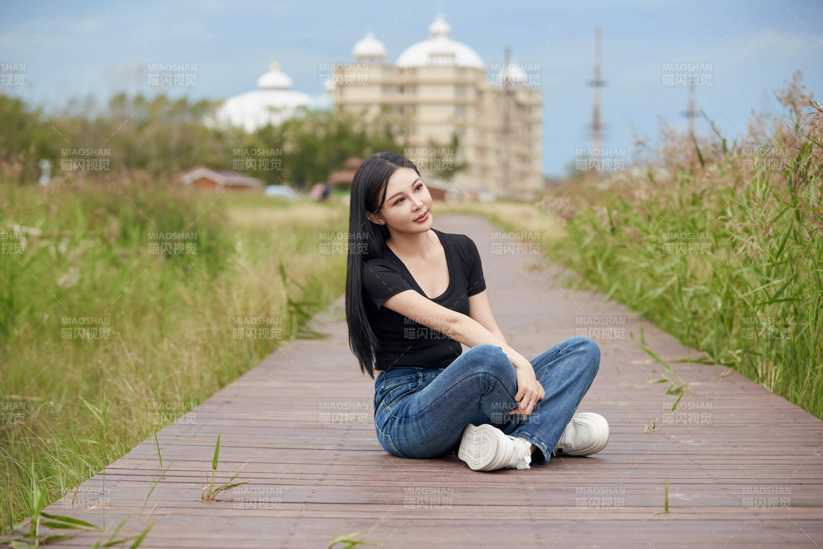 盛夏在草原湿地公园拍照游玩的美女图片