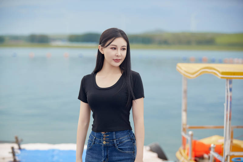 盛夏在草原湿地公园拍照游玩的美女图片