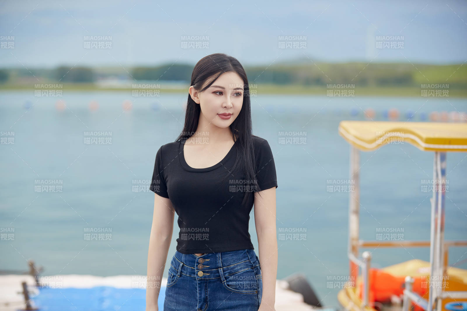 盛夏在草原湿地公园拍照游玩的美女图片
