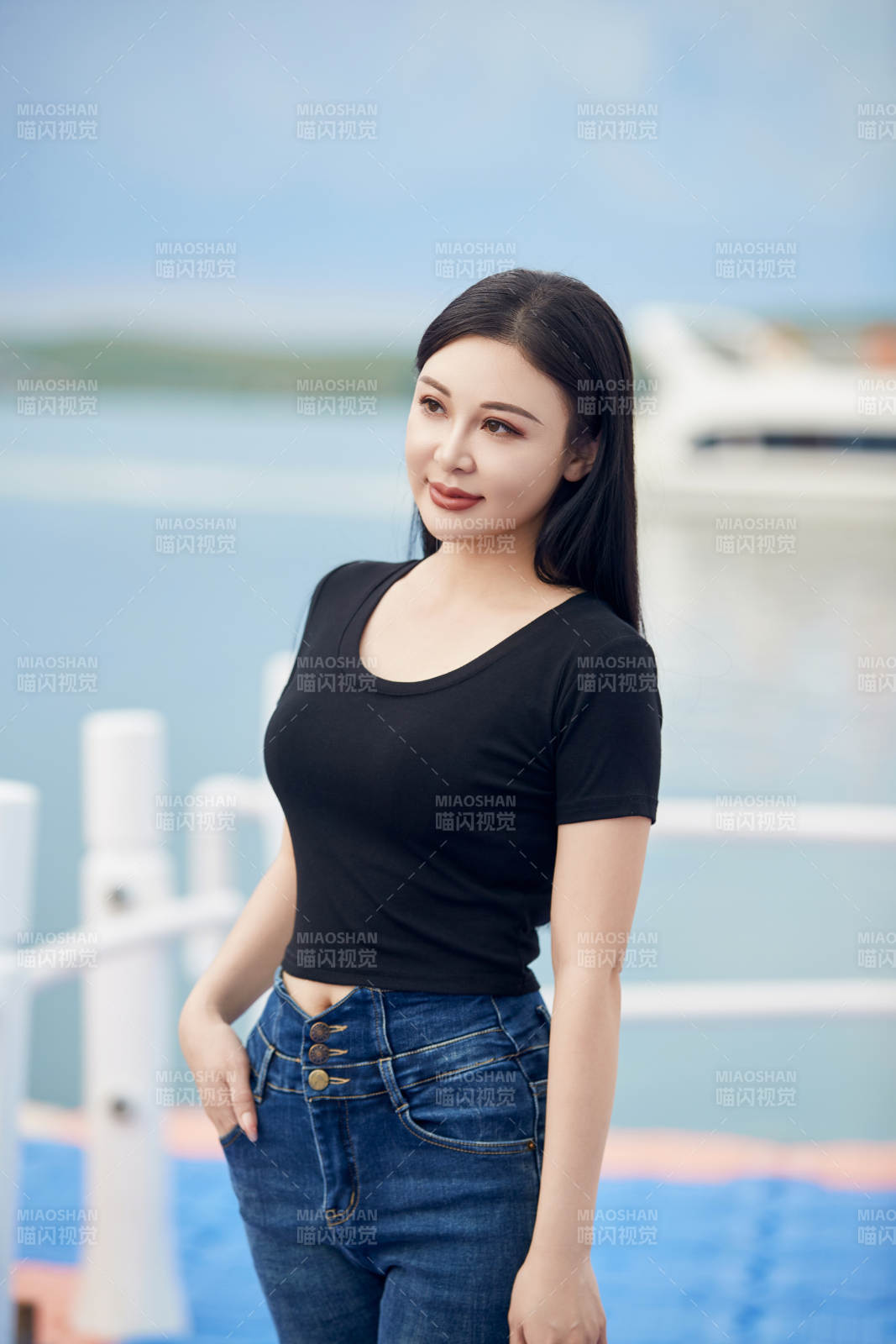 盛夏在草原湿地公园拍照游玩的美女图片