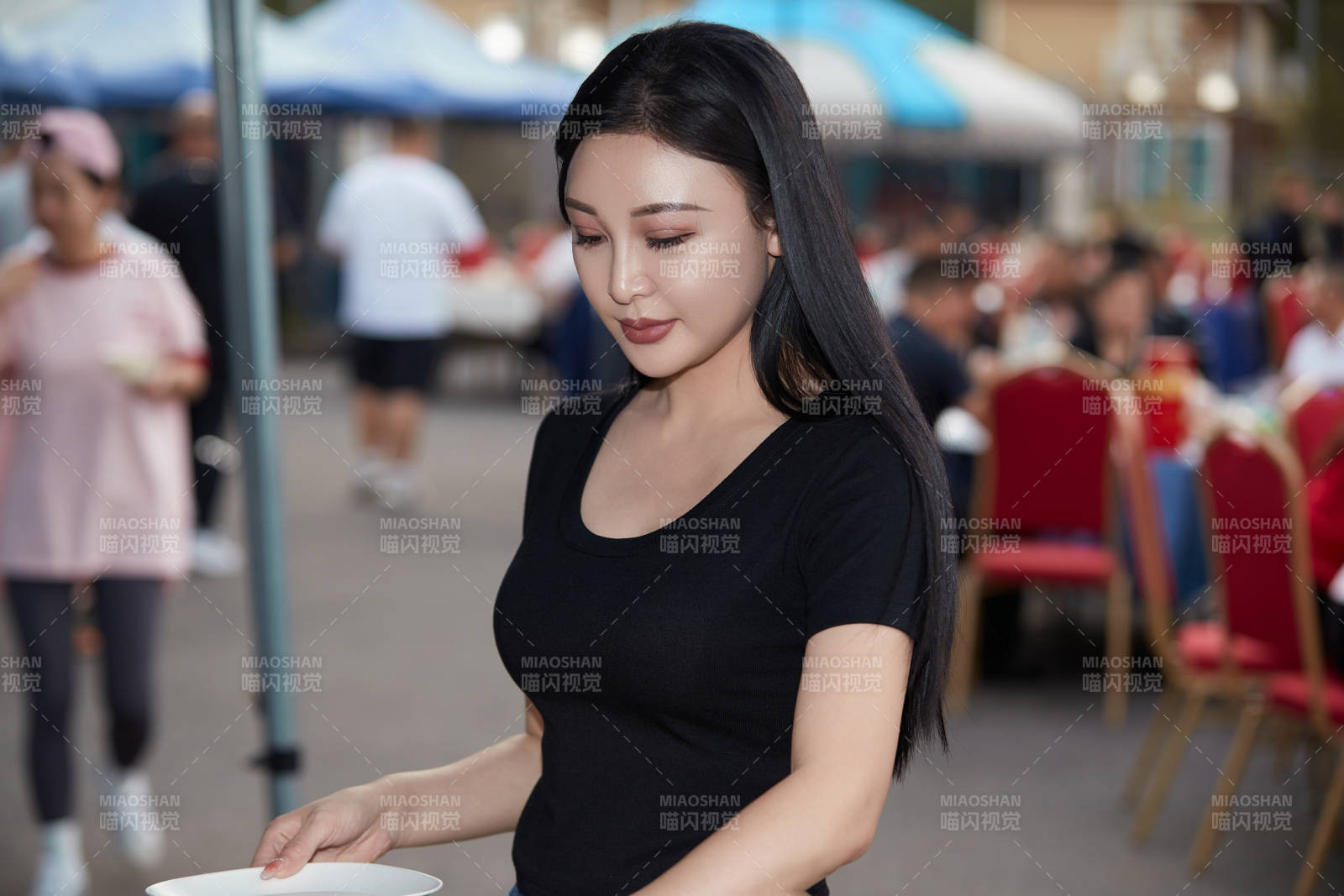 在户外烤全羊自助餐会品尝美食的美女图片