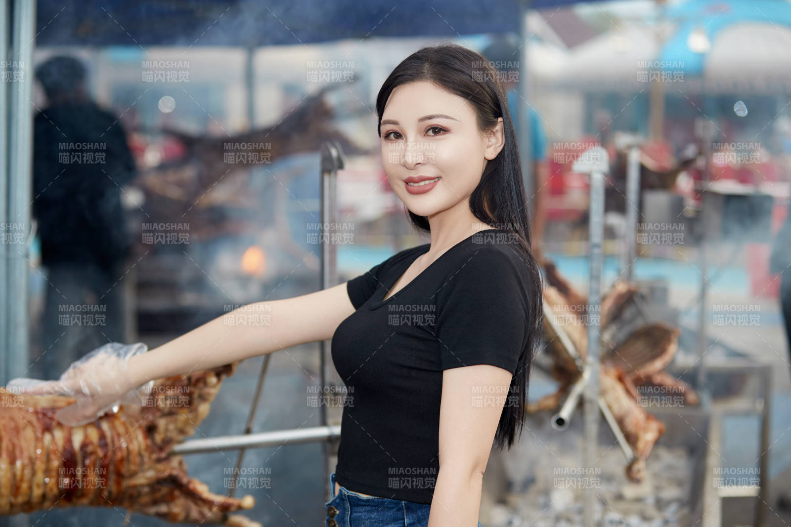 在户外烤全羊自助餐会品尝美食的美女图片