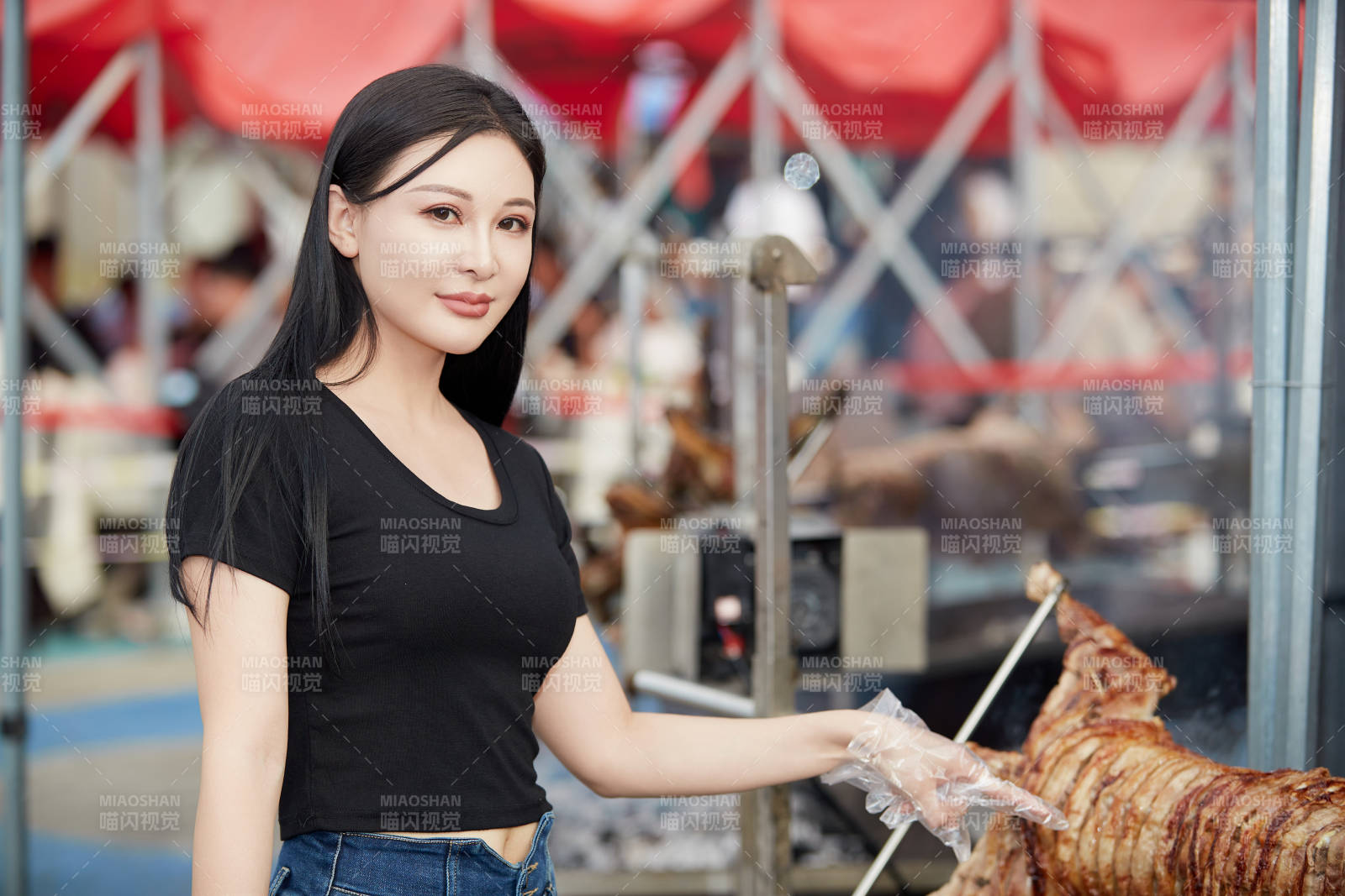 在户外烤全羊自助餐会品尝美食的美女图片