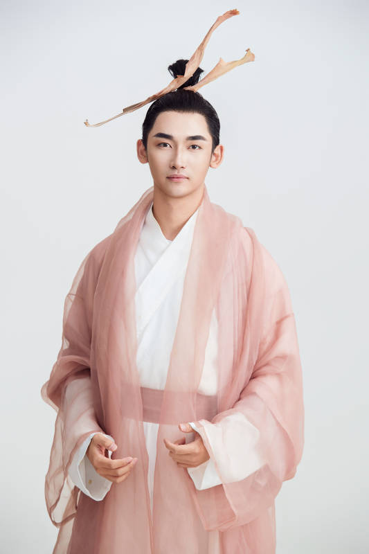 白色背景下的中国方士道士的艺术形象图片