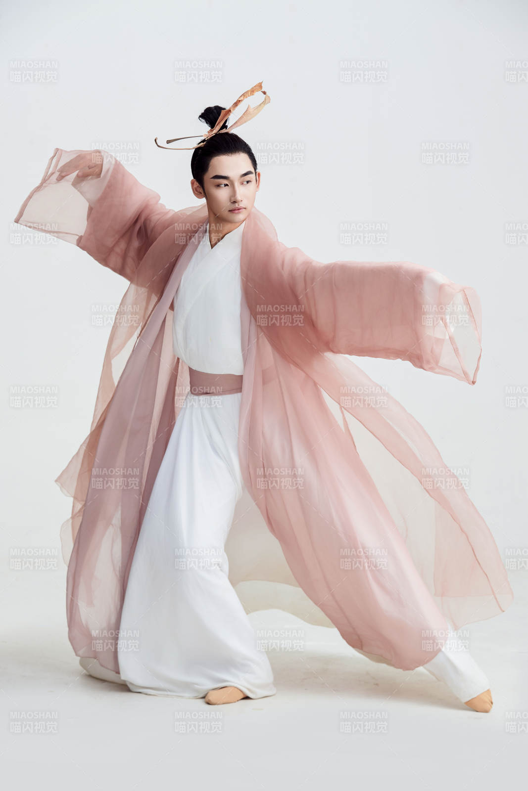 白色背景下的中国方士道士的艺术形象图片