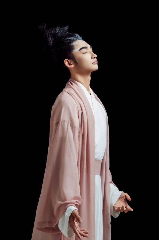 黑色背景下的中国神仙道士的艺术形象图片