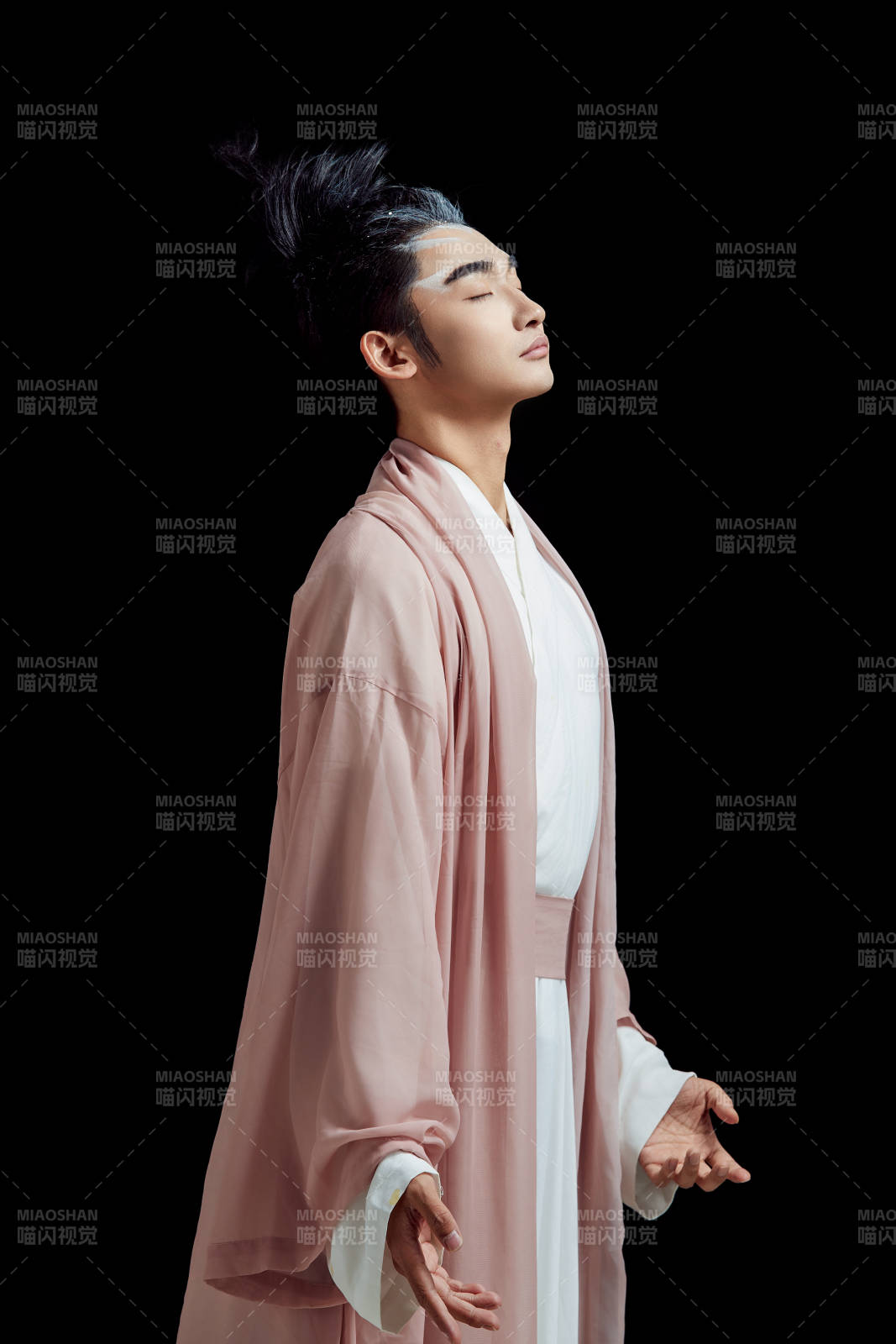 黑色背景下的中国神仙道士的艺术形象图片