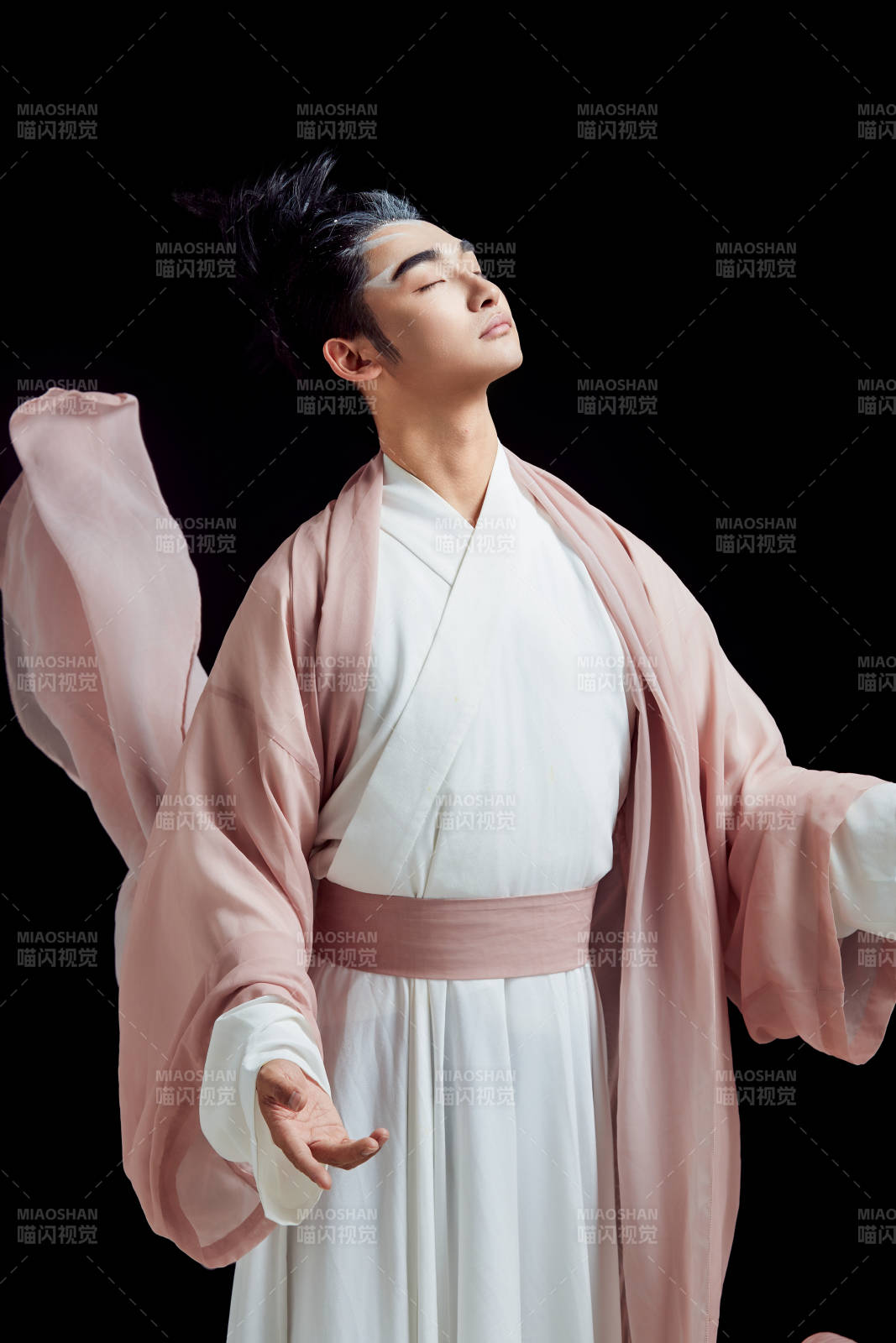 黑色背景下的中国神仙道士的艺术形象图片