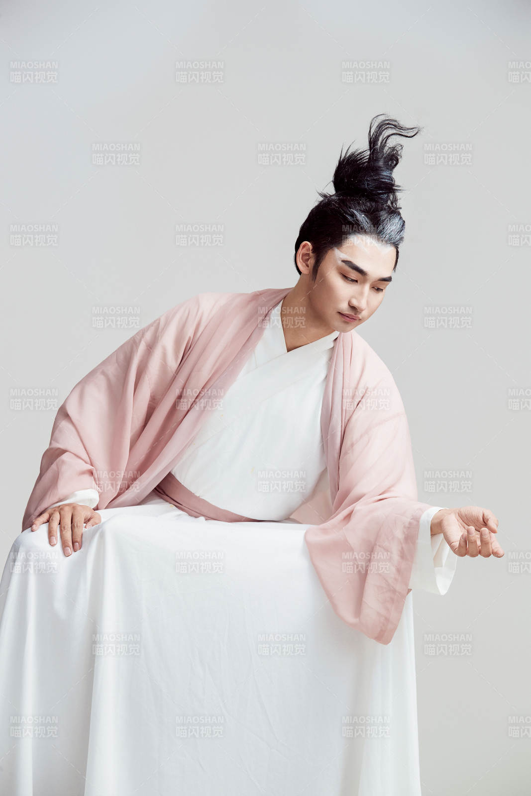 白色背景下的中国神仙道士的艺术形象图片