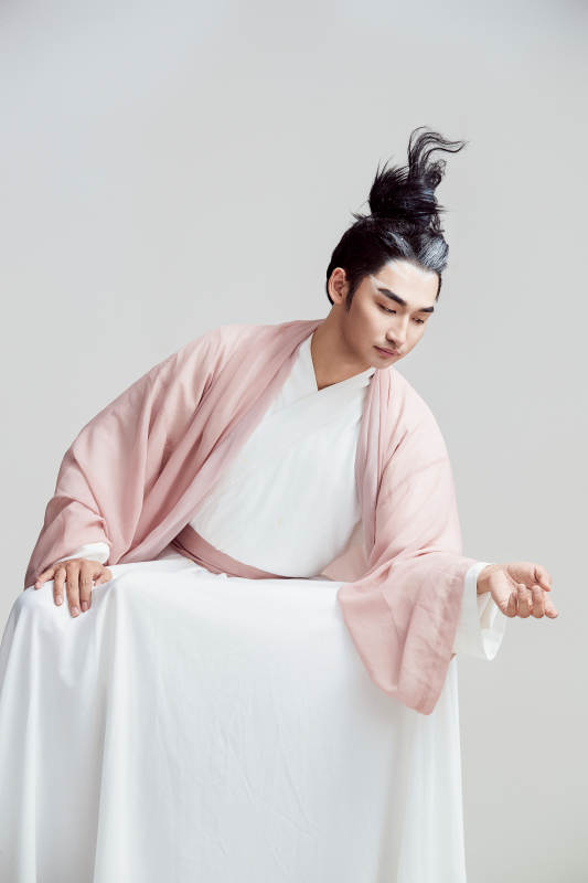 白色背景下的中国神仙道士的艺术形象图片