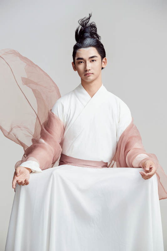 白色背景下的中国神仙道士的艺术形象图片