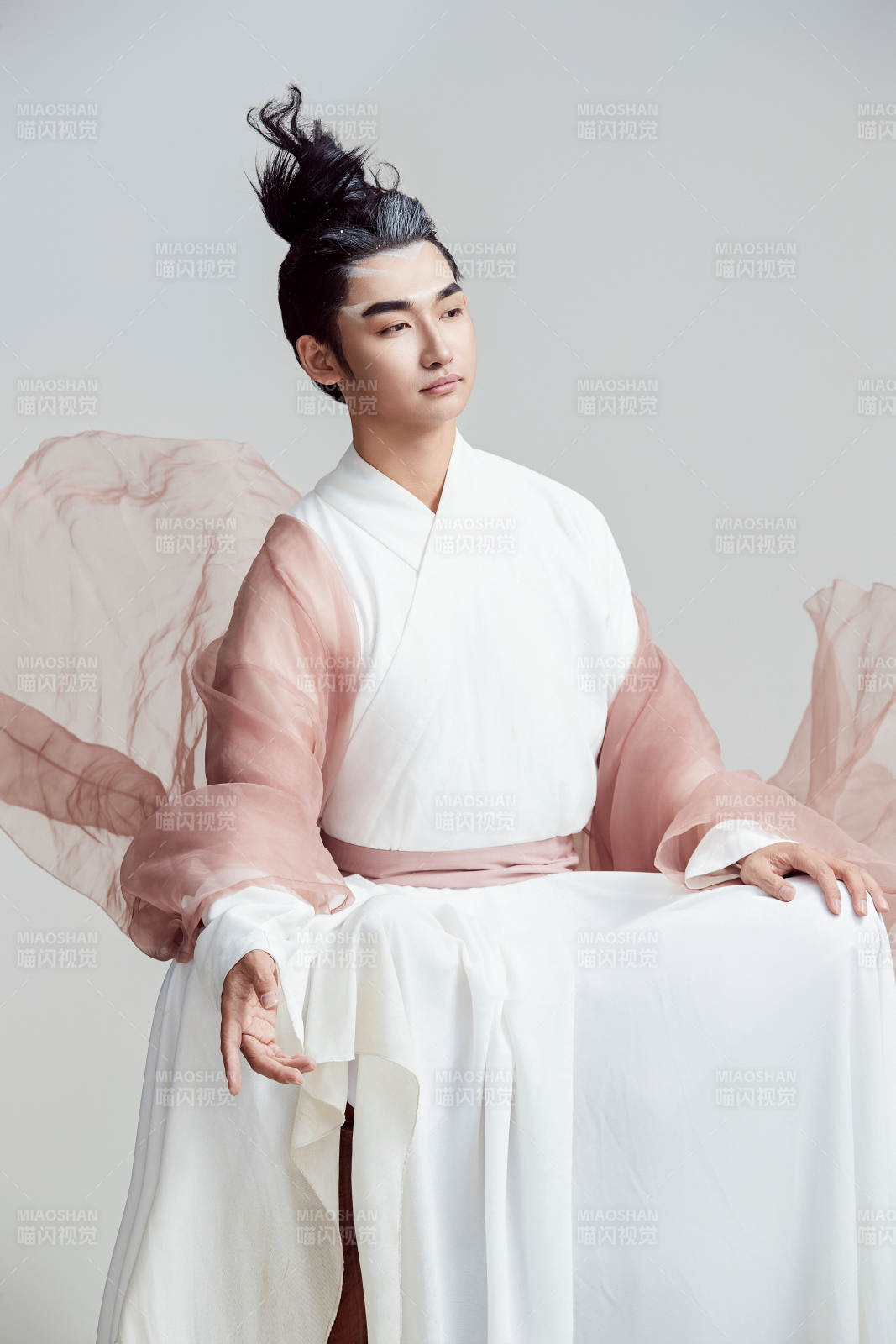 白色背景下的中国神仙道士的艺术形象图片