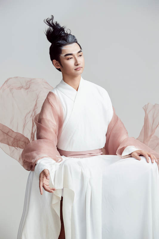 白色背景下的中国神仙道士的艺术形象图片