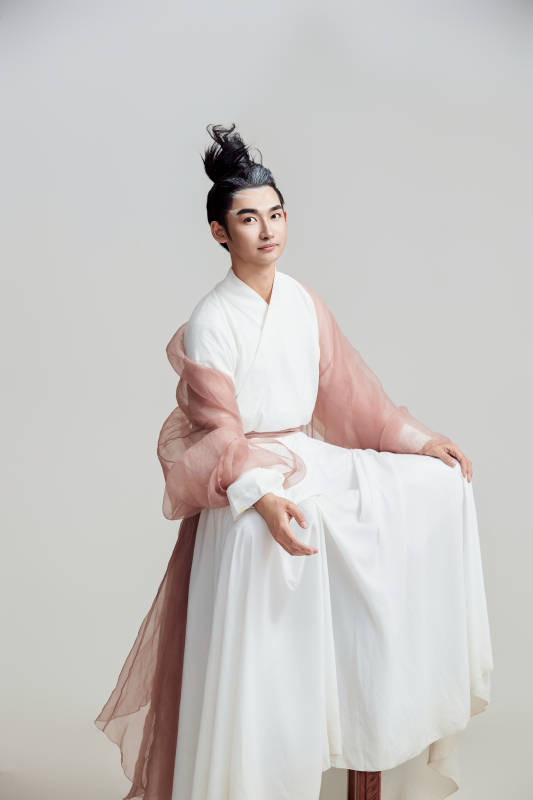 白色背景下的中国神仙道士的艺术形象图片