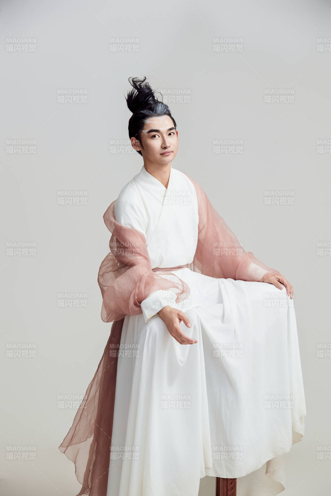 白色背景下的中国神仙道士的艺术形象图片