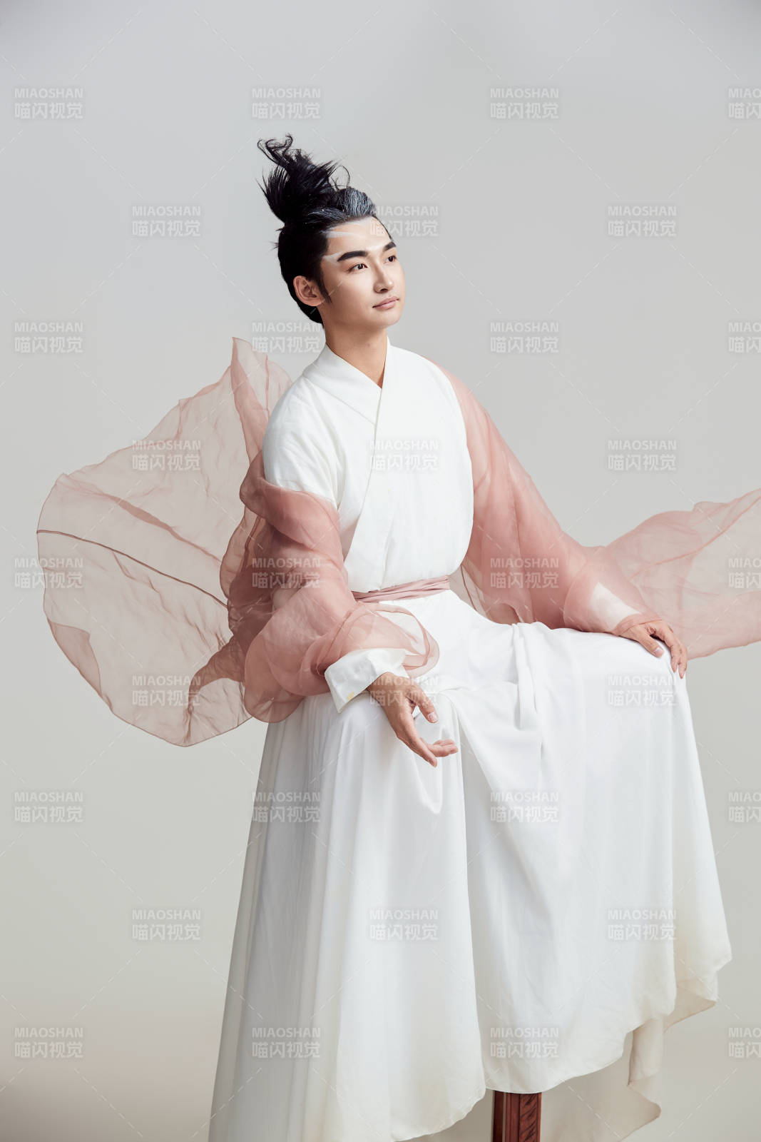 白色背景下的中国神仙道士的艺术形象图片