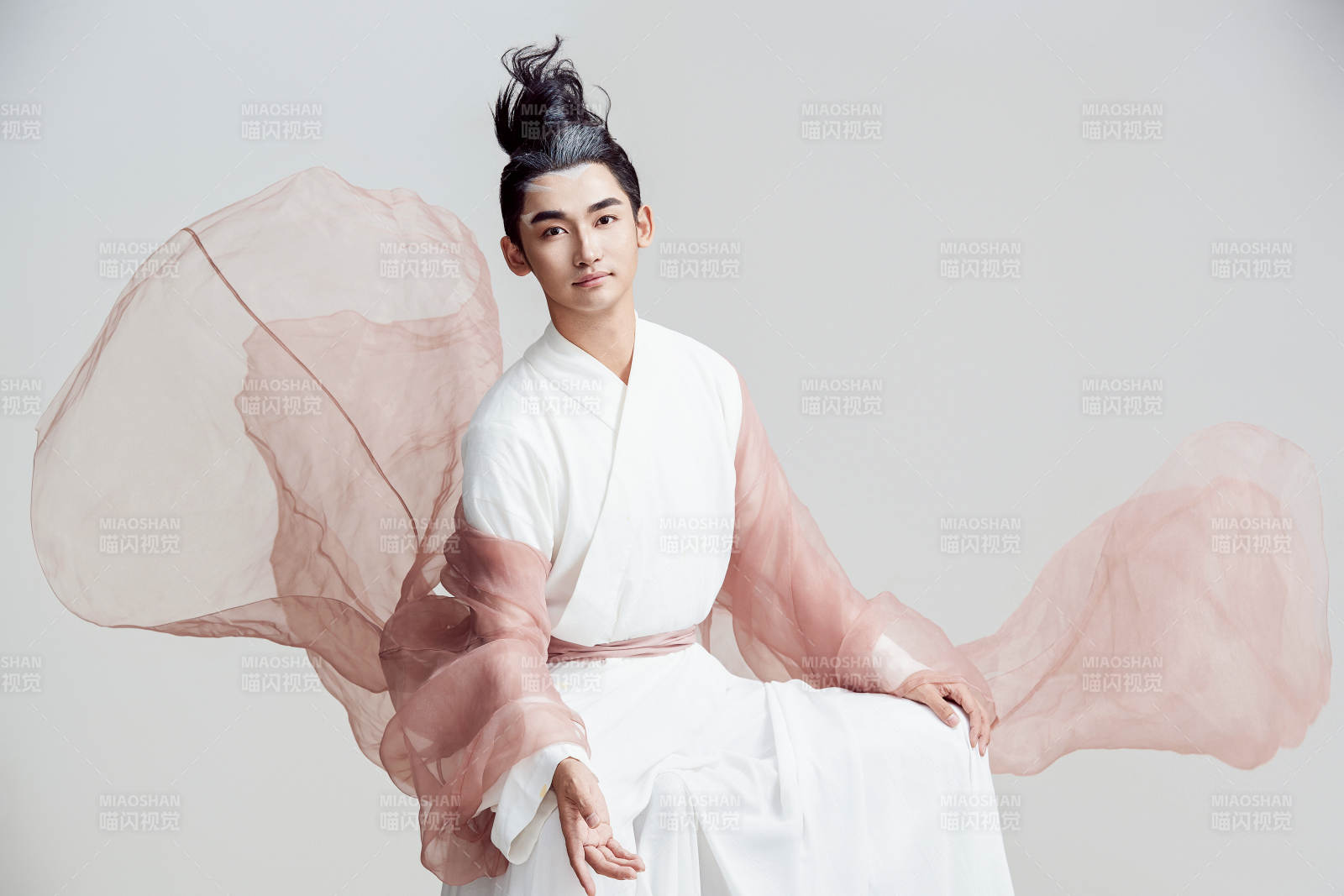 白色背景下的中国神仙道士的艺术形象图片