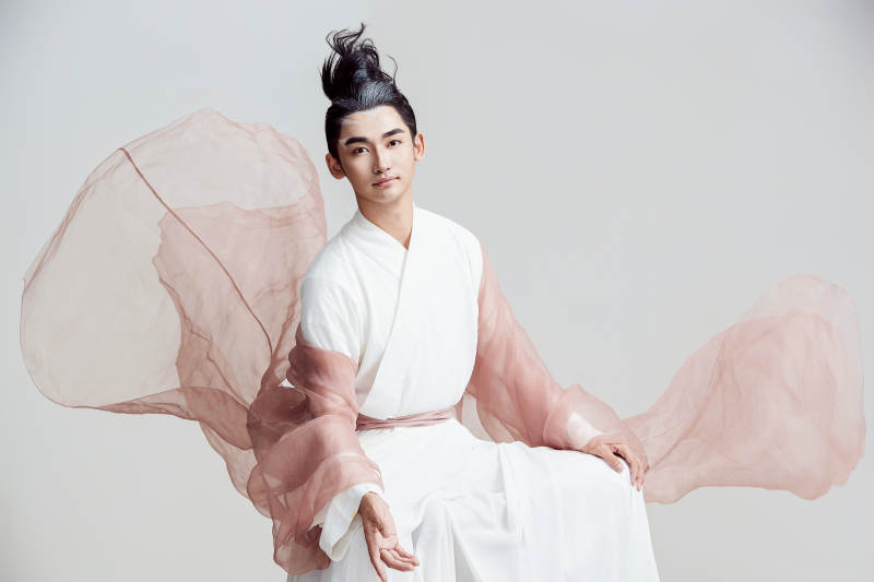 白色背景下的中国神仙道士的艺术形象图片