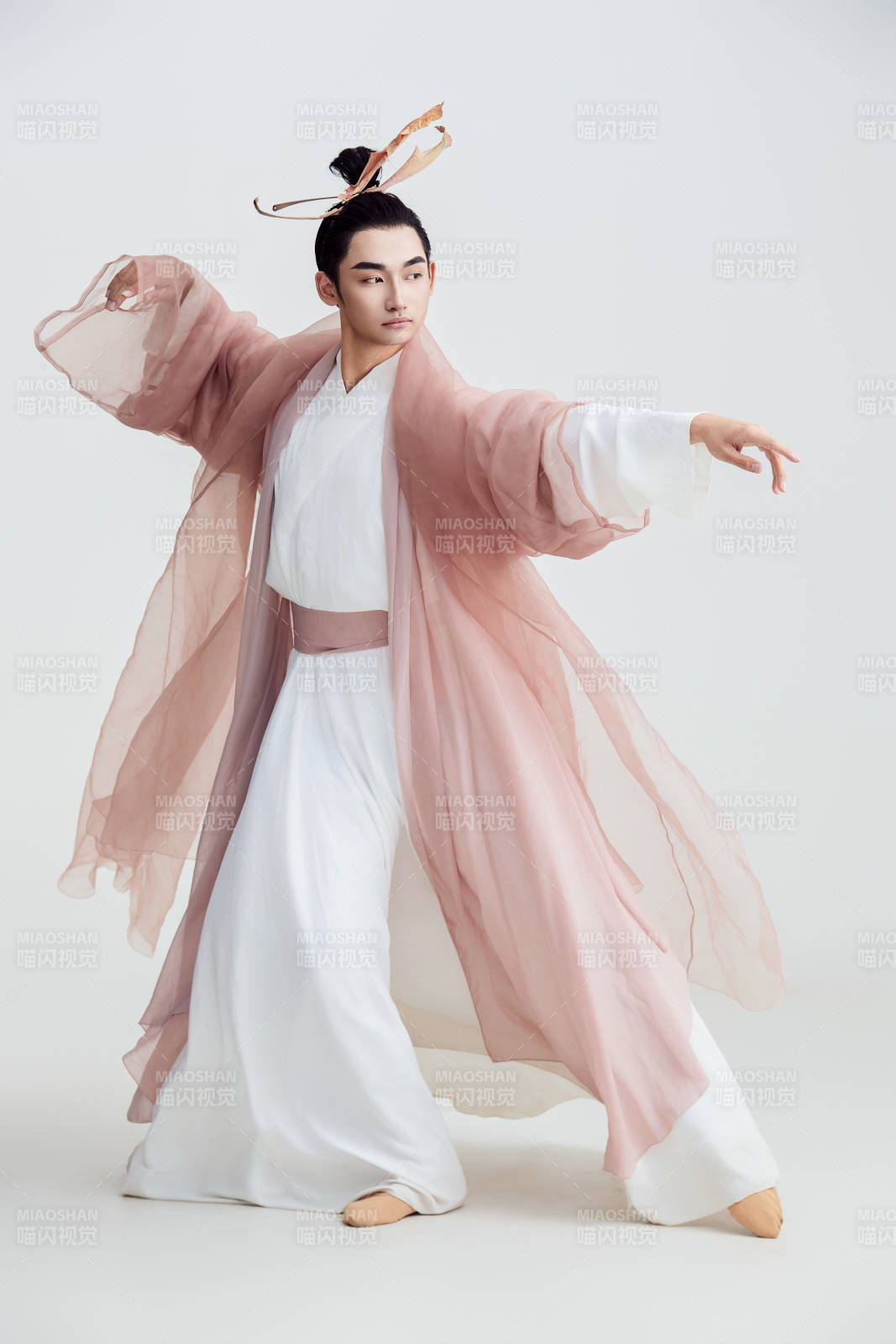 白色背景下的中国方士道士的艺术形象图片