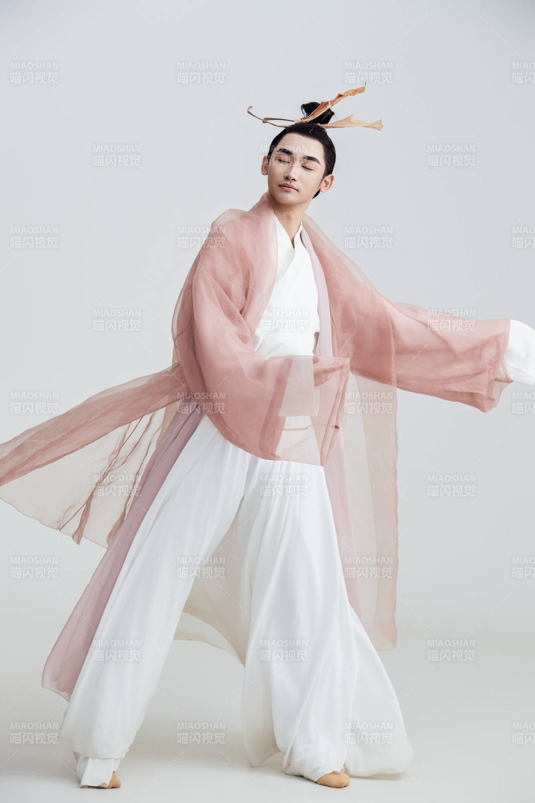 白色背景下的中国方士道士的艺术形象图片