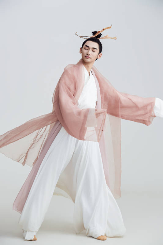 白色背景下的中国方士道士的艺术形象图片