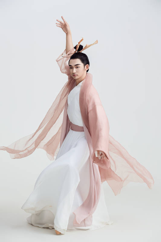 白色背景下的中国方士道士的艺术形象图片