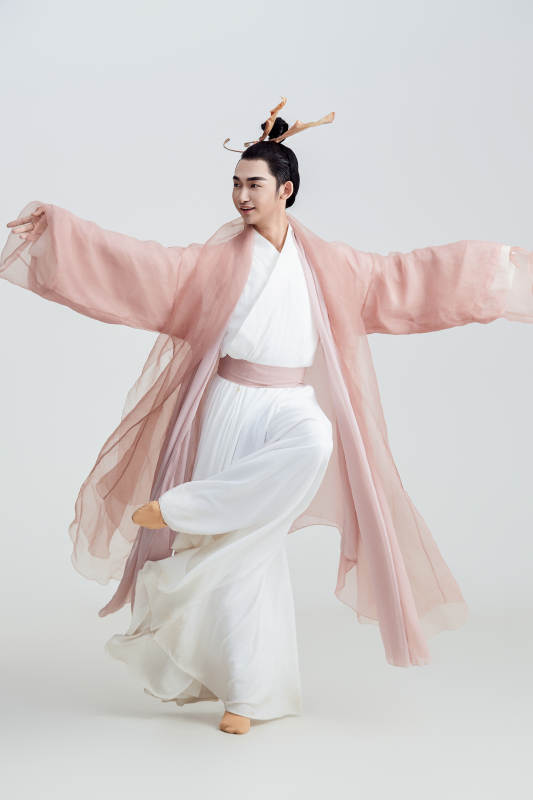 白色背景下的中国方士道士的艺术形象图片