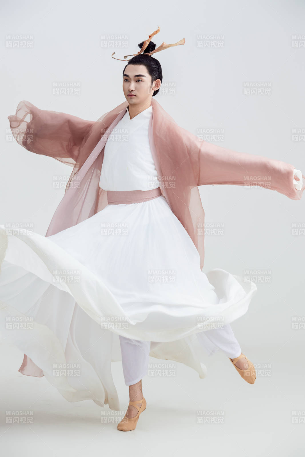 白色背景下的中国方士道士的艺术形象图片