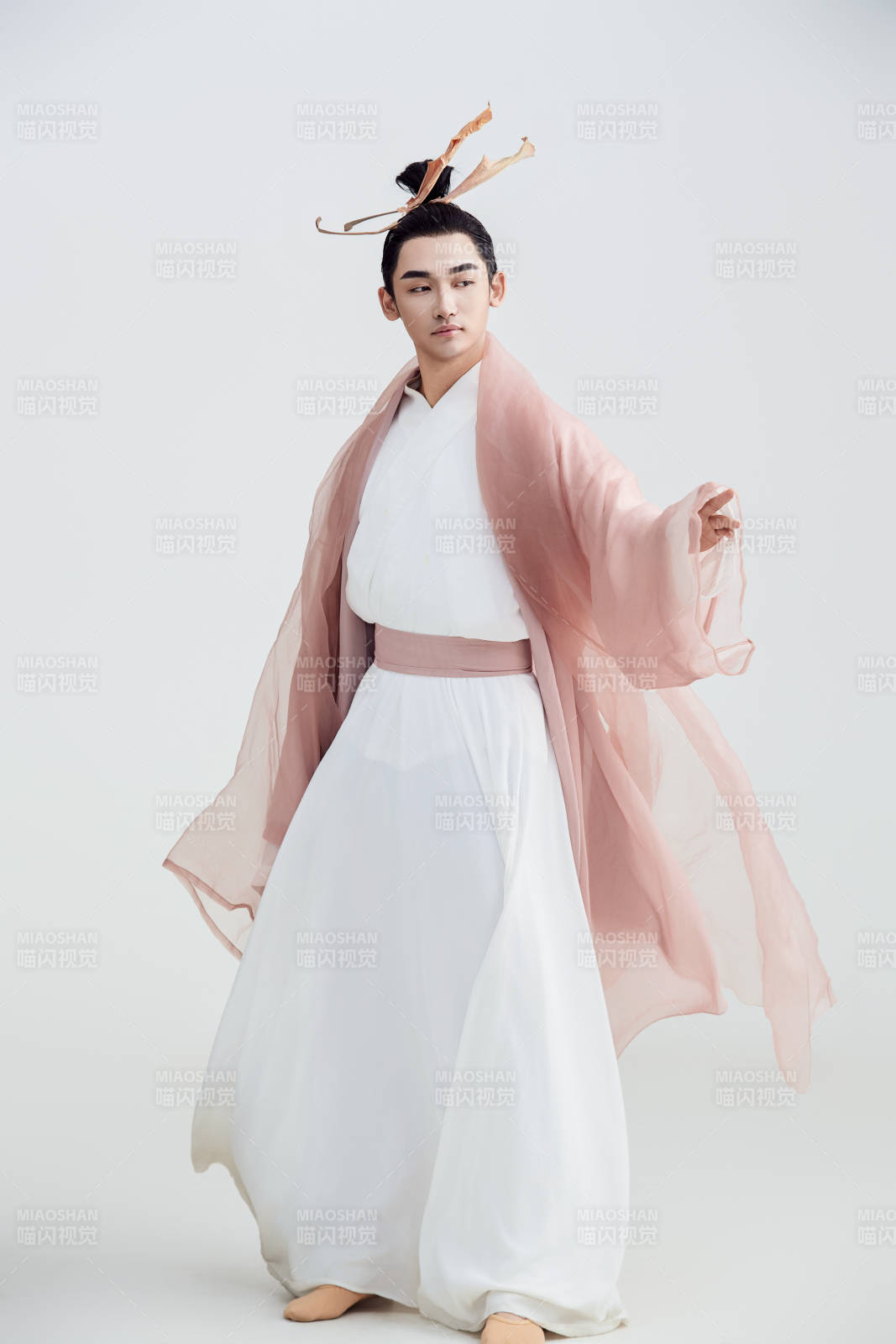 白色背景下的中国方士道士的艺术形象图片