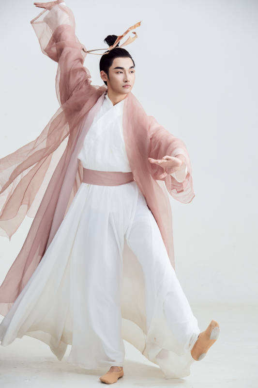 白色背景下的中国方士道士的艺术形象图片